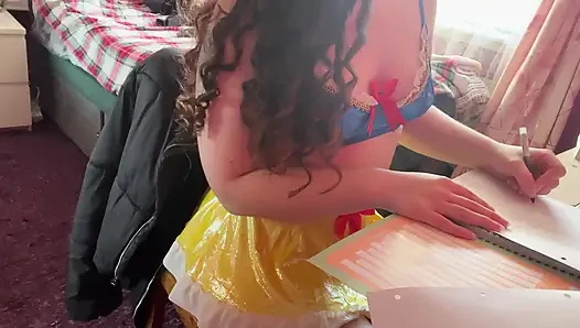 SnowWhite lagi asik belajar sambil sange