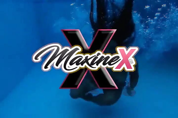 Maxine X domine une bombasse enceinte sexy et fait plaisir à sa chatte !