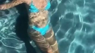 Elizabeth Hurley в бассейне 02-02-2021