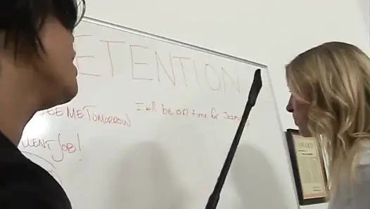 Lezbiyen zenci öğretmen seksi öğrencisinin amını takma yarakla üzüyor