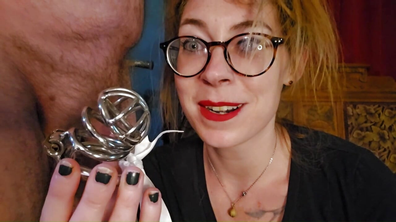 CFnm FemDom מצניעה ומשפילה את המשרת הסריס