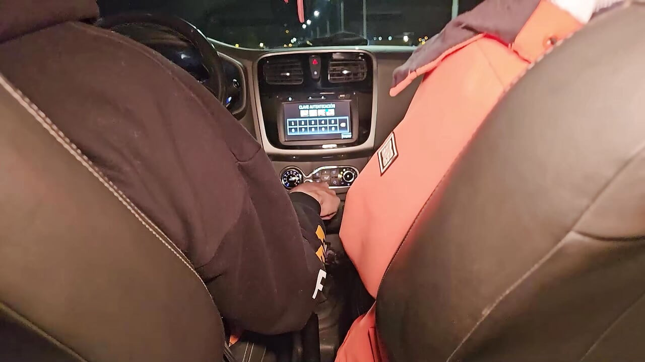 Una doble mamada en el auto de mi amiga, chicas sucias y morbosas