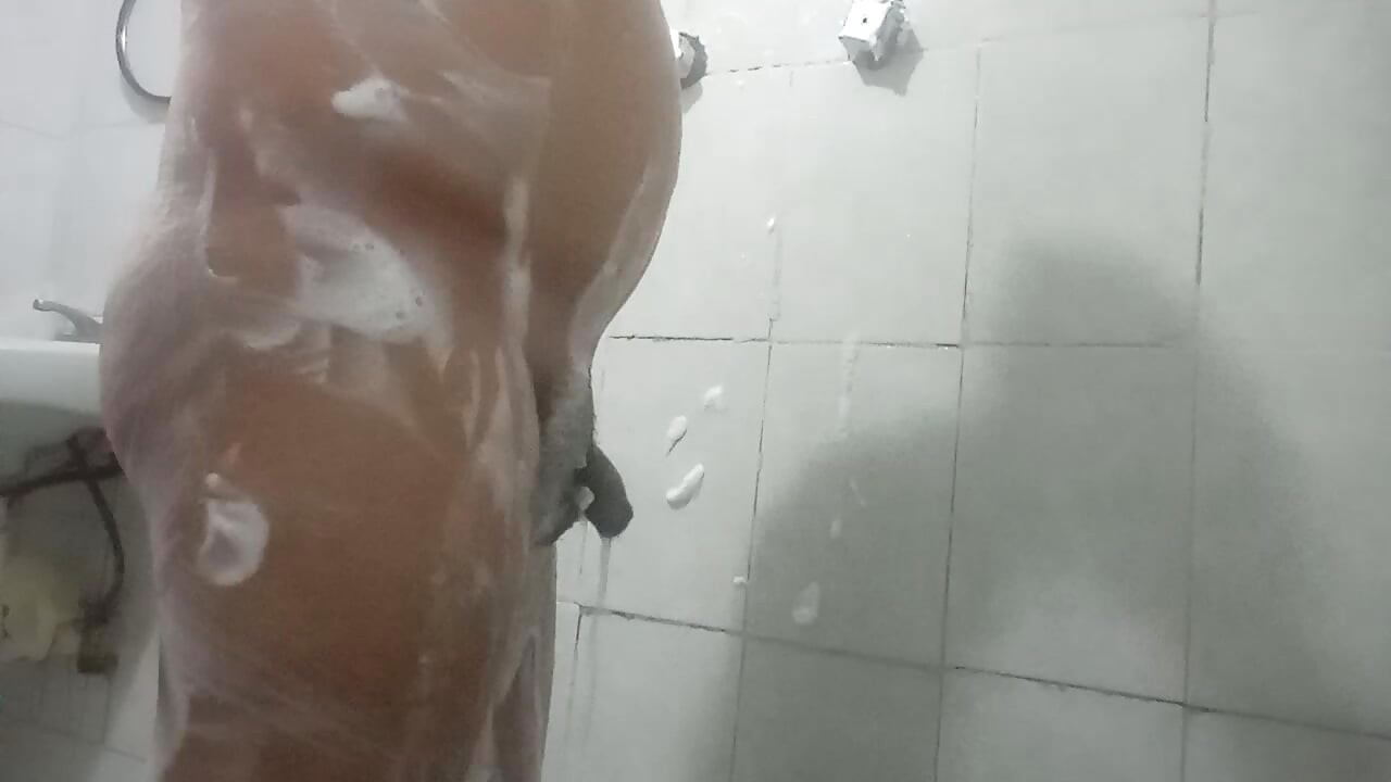 Brijam kurac dok se lepo tuširam.
