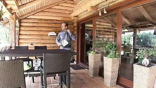 Горничную трахают в задницу