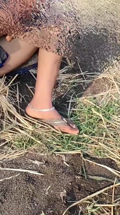 Indian Desi Village Outdoor bhabhi ne apne ghagara utha Kar apni khubsurat pankhudiyon wali bhosdi ke darshan Apne… | Clip 3