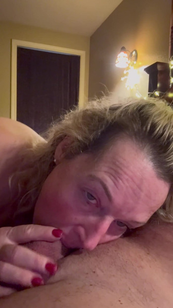 परिपक्व रानी जैक करती है और अपने आदमी का लंड चूसती है । क्लिप 1