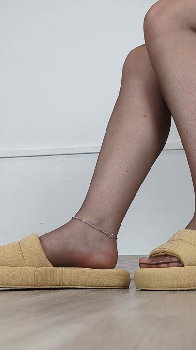 Shoeplay, Dangling & Walking in Home Slippers and Pantyhose (shoe Collection) - Dame Olga