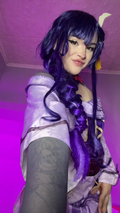 Femboy kosplejer zadirkuje kurcem