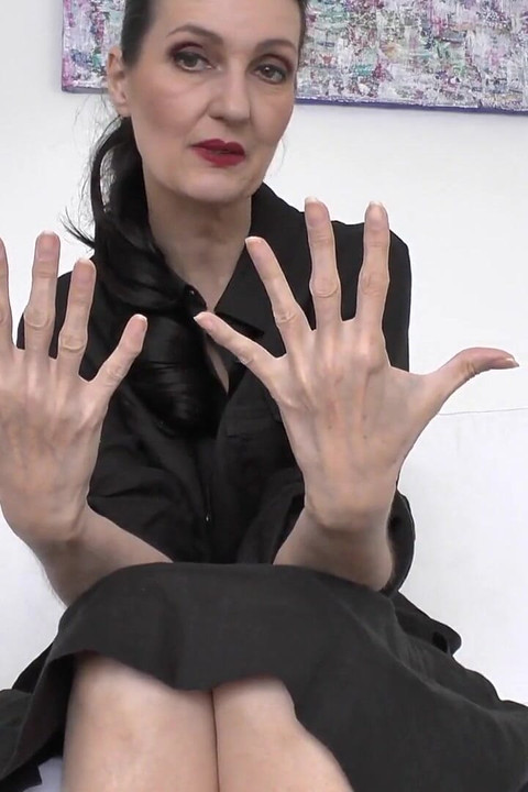 Fétichisme des mains et doigts naturels, robe noire, coaching masturbatoire, Lady Victoria Valente