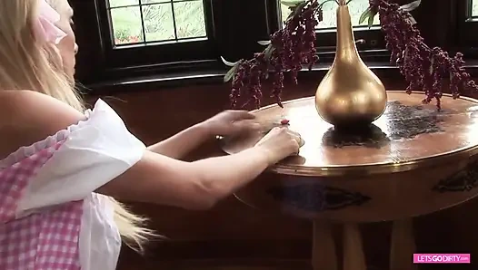 Pesta seks cosplay ngentot dengan jalang pirang dan si kembar brunette