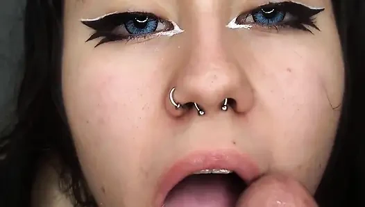 Я делаю ему вкусный минет, когда он приходит ко мне домой - минет и глотание спермы в любительском видео