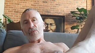 Papi zeigt seine sexy unterwäsche, seinen haarigen arsch und schmeckt sein sperma