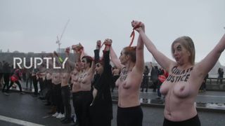 Aktivis bertelanjang dada memblokir jembatan london