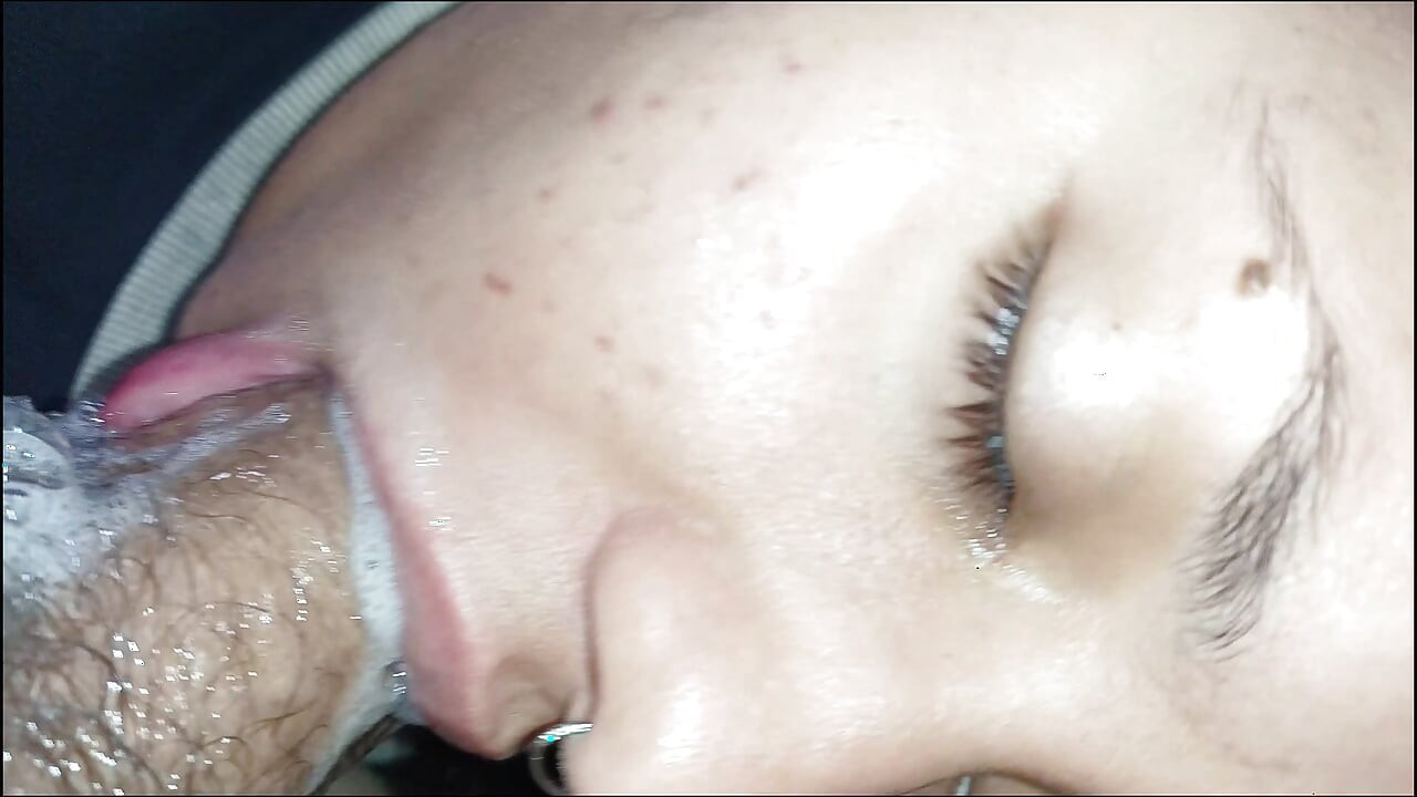 CHICA CODICIOSA, DEVORANDO LA POLLA DEL CORNUDO HASTA EL FONDO, HASTA LOS HUEVOS