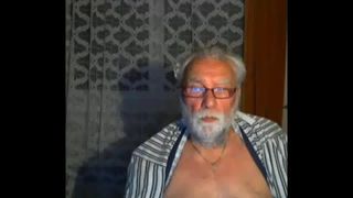 वेबकैम पर दादाजी स्ट्रोक
