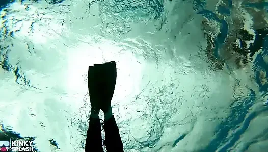 Wetsuit esaret denizkızı kaygan havuzda yüzgeçler, ip ve derin dalış