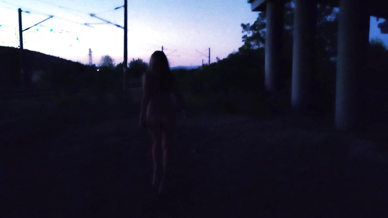 O plimbare nocturnă în fața trenului