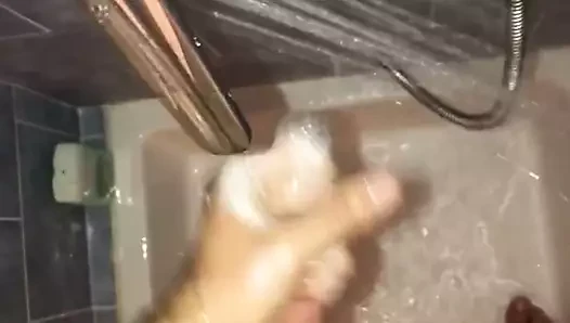 Bonne branlette sous la douche