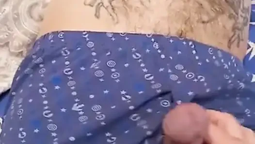Stiefmutter wichst meinen schwanz und macht fotos am telefon