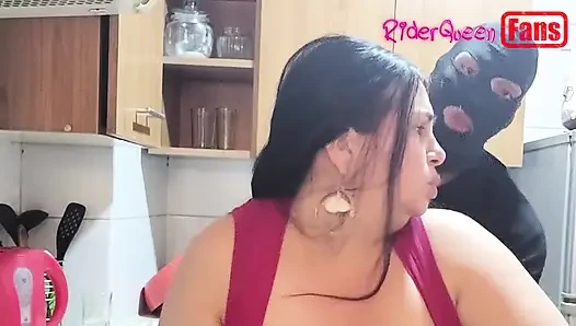 Hayranlar için videolar: maskeli genç adam beni mutfakta sikiyor