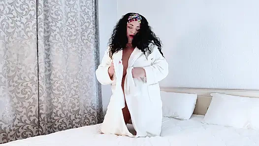 A hot mommy shows off her gorgeous body and demonstrates which huge dildos she prefers in sex.