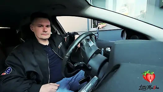 Bir McDonald's çalışanı Sprite'i üzerime döktü. Ceza olarak, bana sakso çekmesi ve arabada yutması gerekiyordu.