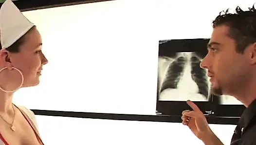 Sie ist eine französische krankenschwester, die ihre patienten anal panarate lässt