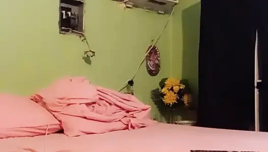 Горячая Bichi одна дома, чтобы играть с воображаемым мужем