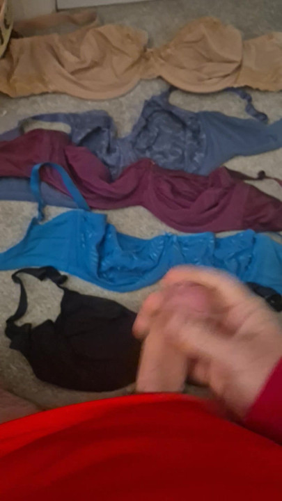 Drkanje nad grudnjacima moje šogorice od 34gg