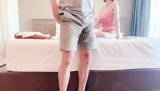 Wanita Thailand yang cantik melakukan seks yang penuh gairah.