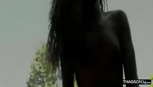 Cewek semok kulit hitam ini dientot habis-habisan sama besar pria kulit hitam sampai lubangnya menganga lebar