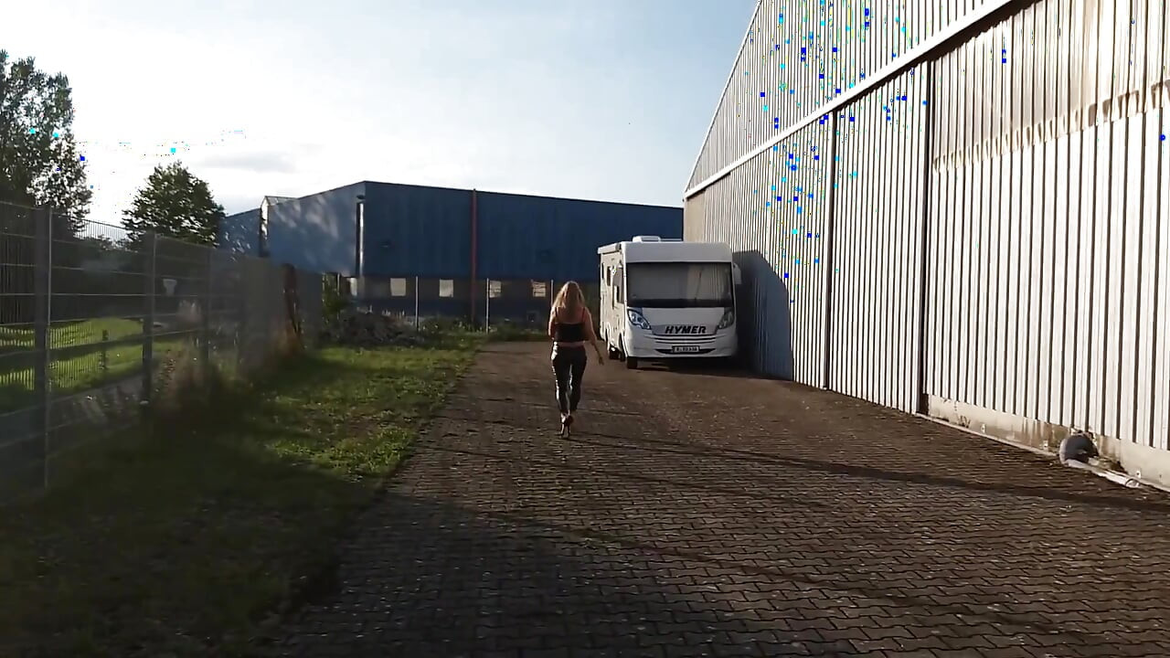 Zrela žena u uskim crnim helankama