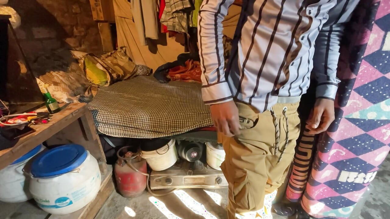 Indische Sangeeta romantische seks op de vloer en wordt gecreampied