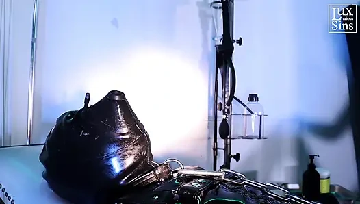 Gummi-Spielzeug in bondage für herrin angekettet - Miss Vera violette &JJ Graves