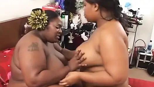 Riesige schwarze lesben lecken muschi beim dildo-spielen