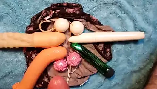jouir sur les jouets de ma mere - cum on step moms toys