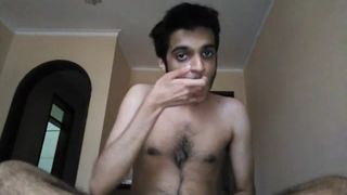 Junger Junge vom jungen Teen strippt, zeigt anal Füße und wichst frei