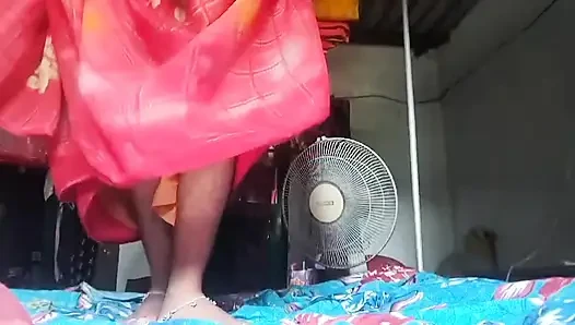 Sister-in-law with big pussy put her finger in her pussy and took out the water from the pussy with a sex vibrator.