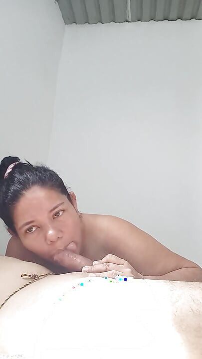 Una bella ragazza fa un pompino