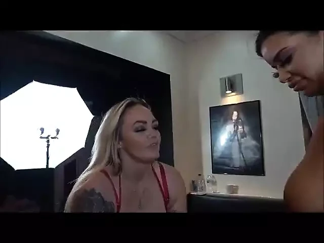April и Bambii наслаждаются членом Scouse!