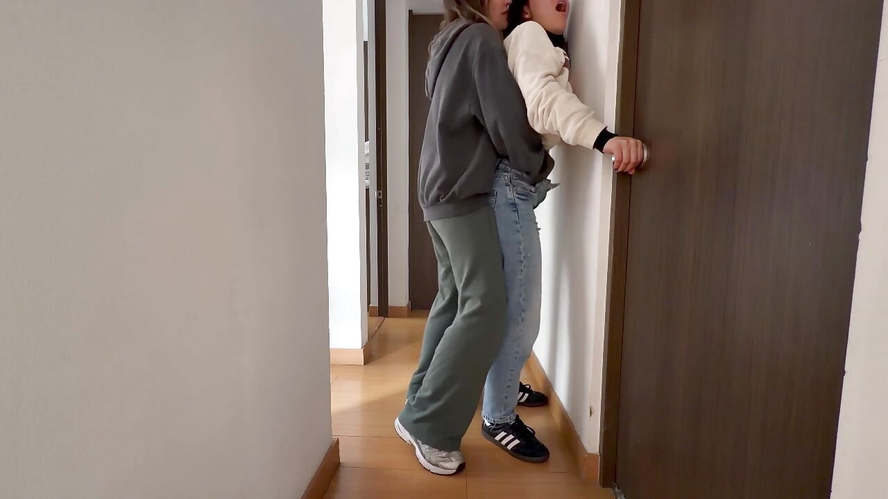 Жени се забавляват с лесбийски секс