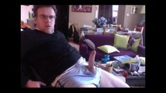 Un mari se branle devant la webcam pendant que sa femme dort