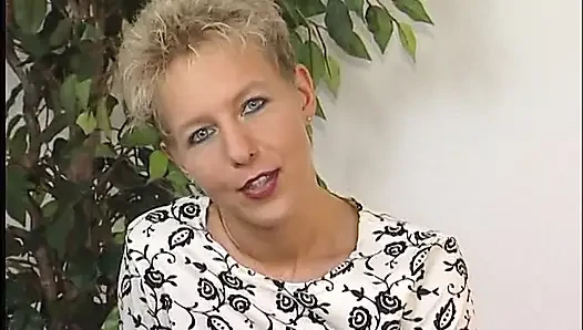 Blondine mit kurzen haaren spielt beim casting mit ihrer möse