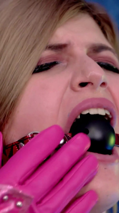 Moment émotionnel de « Jeu lesbien, jeu de rôle sexuel, glace perverse et bâillon - vidéo érotique »