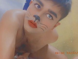 Femboy мастурбує в котячому макіяжі