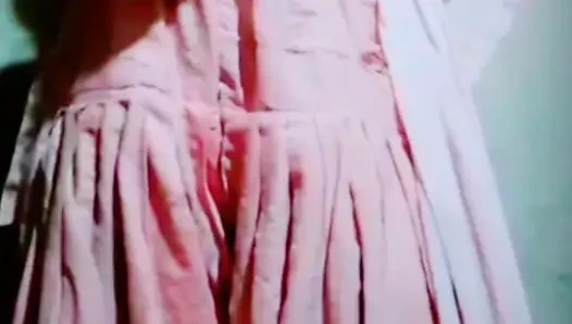 Bu seksi Pencaplı kız en iyi arkadaşını sevgilisini öperken görüyor. En iyi arkadaşı sevgilisini öptüğünde,