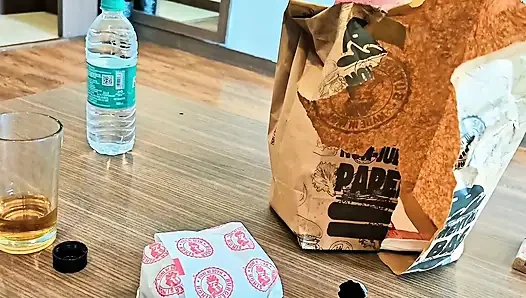 Indisches paar intim im hotelzimmer