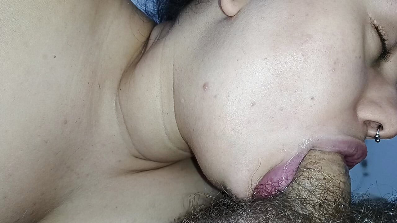 大きく神経質なロンガが硬いペニスを舐め、茎まで