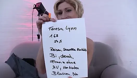 Eine sehr heiße MILF, harte masturbation mit großem dildo und wäscheklammern an ihrer versauten muschi