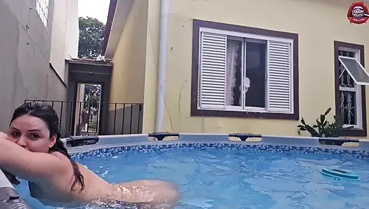 Sürtük Komşun Havuzda Kendini Gösteriyor